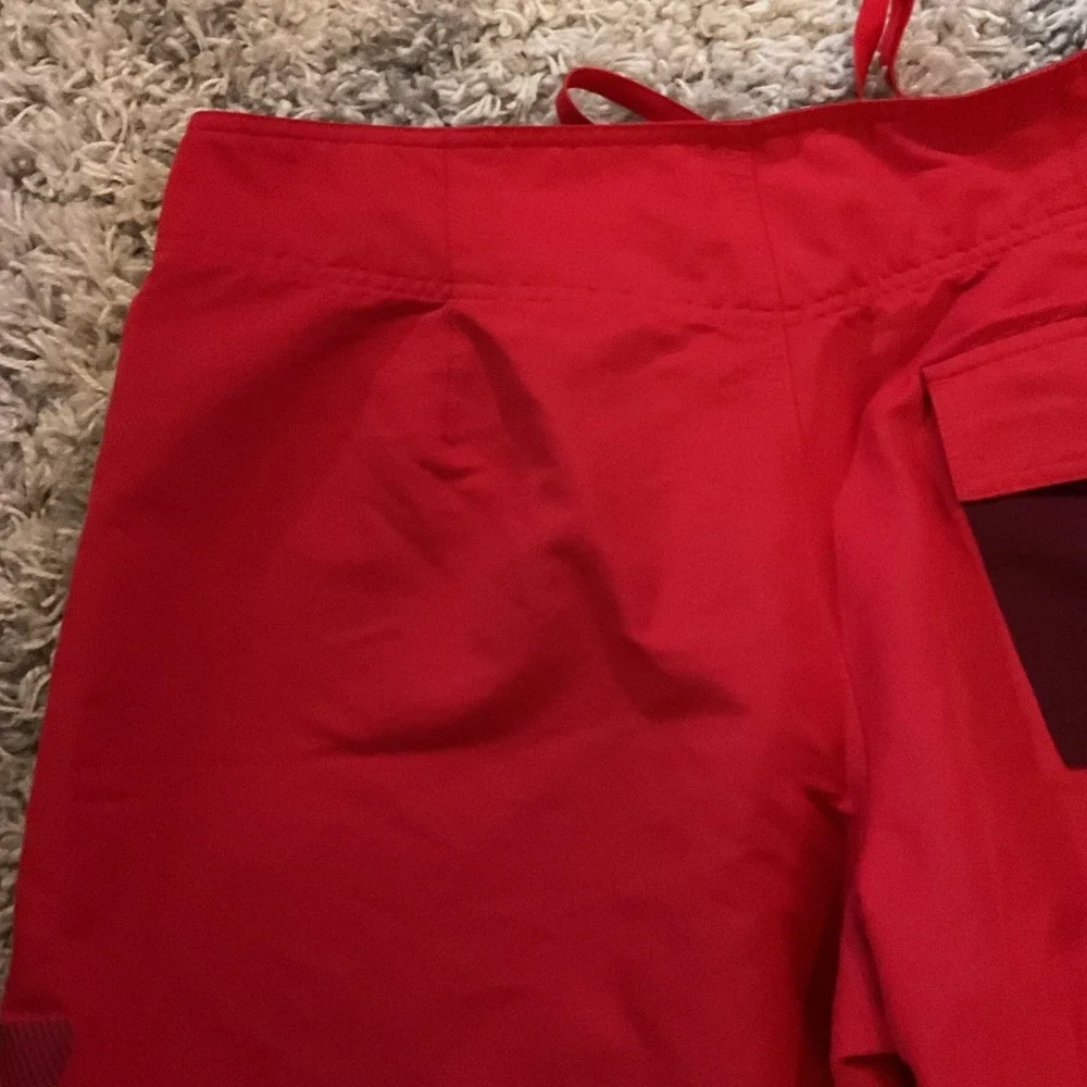 Under Armour HeatGear Mens Red Board Shorts Swim Trunks Loose Fit Size 36‎